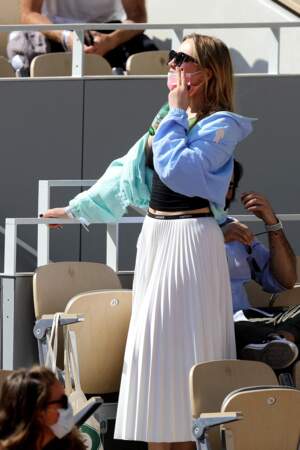 Chloé Jouannet porte un coupe vent bicolore zippé signé Lacoste à 220€