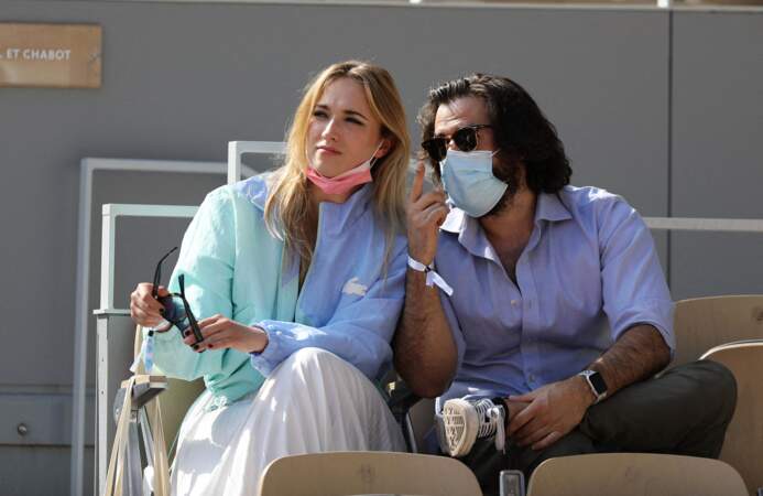 Chloé Jouannet et son ami Nikola Lange, créateur de la série Derby Girl dans les gradins du tournoi Roland Garros à Paris