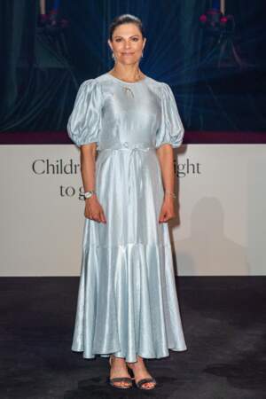 La princesse Victoria de Suède en robe midi pastel & Other Stories (98€ environs)