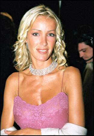 Ophélie Winter en 2000 à Cannes avec un carré effilé et un blond platine