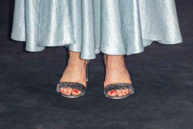 Victoria de Suède accessoirise sa robe pastel d'une paire de sandales à talons argentés H&M