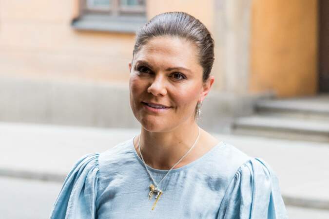 La princesse Victoria de Suède porte un collier à l'effigie du cheval de Fifi Brindacier, le 31 mai 2021.