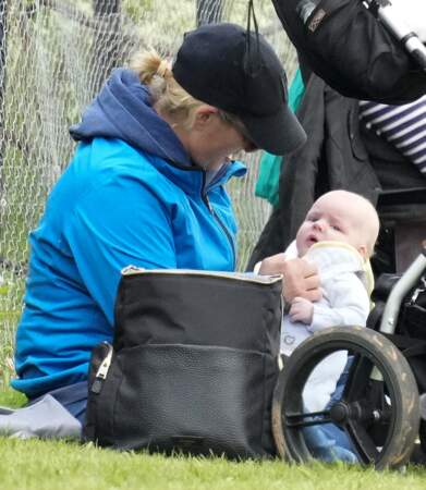 Zara Tindall a profité de cette nouvelle sortie dans le Norfolk pour présenter officiellement son fils Lucas, né en mars dernier.