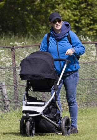 Zara Tindall a pris le temps de promener son fils lors de cette nouvelle apparition publique dans le Norfolk. 