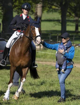 En grande professionnelle, Zara Tindall avait un oeil sur ses chevaux et un autre sur son fils, ce samedi 29 mai, dans le Norfolk.