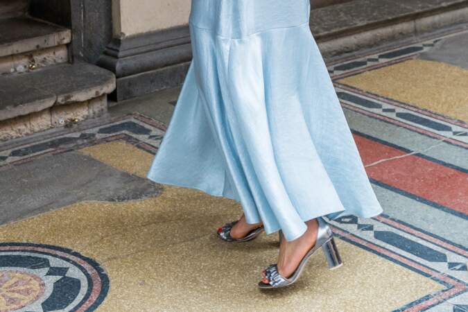 Victoria de Suède porte des sandaales à talons argentés signés H&M