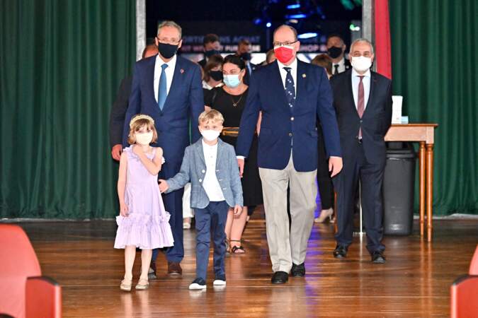 Le prince Albert II de Monaco et ses enfants, Jacques et Gabriella, accompagnés par M. Calcagno, le directeur du Musée, Alexandra Valetta-Ardisson, la député des Alpes-Maritimes, et M. Laurent Stefanini, l'ambassadeur de France à Monaco, au musée océanographique, le 1er juin 2021