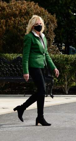 Jill Biden : veste cintrée, jean et bottines noires = le bon combo