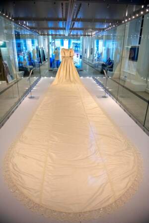 La robe de mariée de Lady Diana possède la traine la plus longue de toute l'histoire de la famille royale : plus de 7,60 mètres. Un calvaire pour entrer dans le petit carrosse des mariés le 29 juillet 1981.