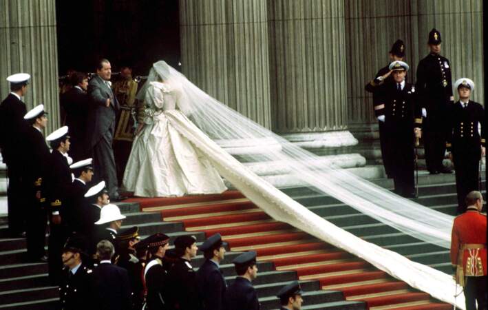 La traine incroyable de la princesse Diana doublée de son voile, lors du mariage de Lady Di et le prince Charles le 29 juillet 1981.