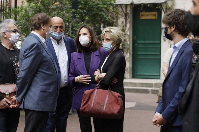 Pierre Bonte, Denise Fabre et Évelyne Dhéliat se sont réunis à la sortie des obsèques de la speakerine Jacqueline Caurat, en l'église Notre-Dame de l'Assomption de Passy, à Paris, le 2 juin 2021.