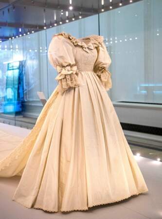 40 ans après son mariage, la robe de mariée de  Lady Diana est toujours aussi "exagérée et romantique " selon les termes de l'un de ses créateurs .