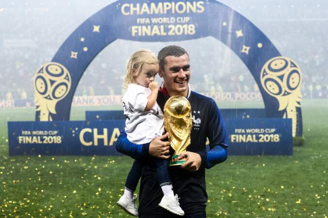 Antoine Griezmann avec la coupe du monde et sa fille Mia en 2018.