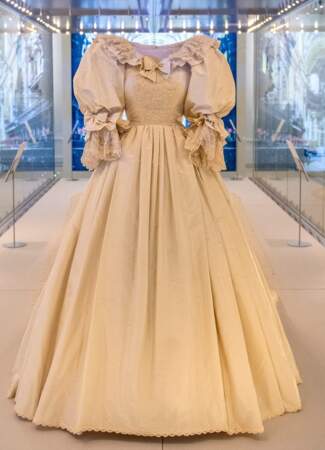 La robe de mariée de Lady Diana : manches ballons, taille fine, jupon volumineux et la traine la plus longue de l'histoire : plus de 7,60 mètres !