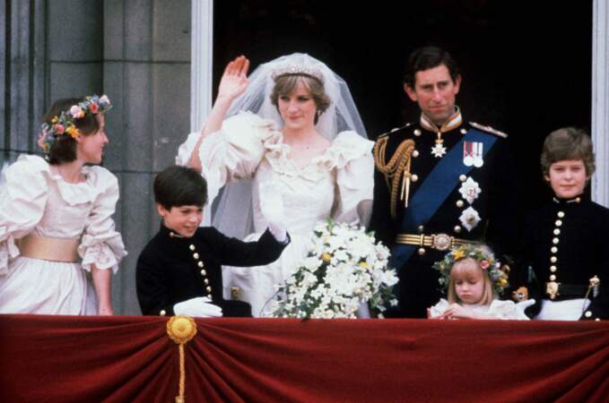 La La robe de mariée de Lady Diana est signée des couturiers David et Elizabeth Emanuel.
