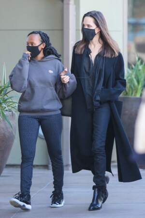 Angelina Jolie en janvier 2021 : total look noir et cheveux longs lachés avec sa fille Zahara