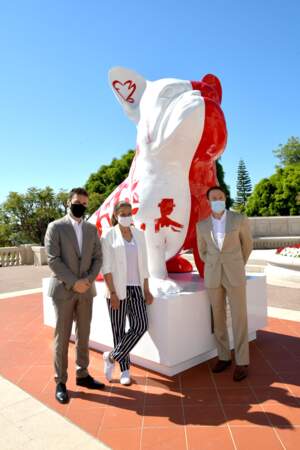 La princesse Stéphanie de Monaco et son fils ont inauguré une sculpture de l'artiste Julien Marinetti "Doggy John Monaco" installée sur les terrasses du Casino de Monte-Carlo, à Monaco