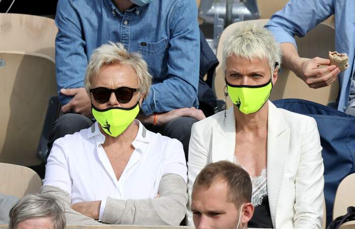 Le couple d'actrices portait le même masque jaune fluo, un clin d'oeil à l'occasion de leur sortie