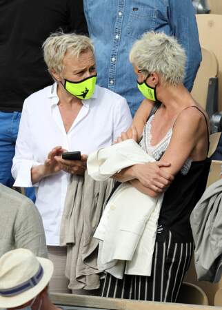 Muriel Robin et sa femme Anne Le Nen se prépare à continuer leur journée à Roland-Garros