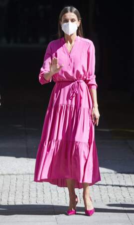 Letizia d'Espagne en robe longue rose flashy Hugo Boss, le 9 juin 2021