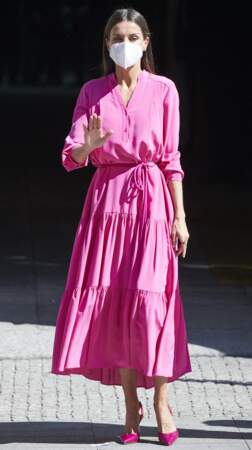 Letizia d'Espagne en robe midi rose  et escarpins assortis Carolina Herrera, à Madrid, le 9 juin 2021. 
