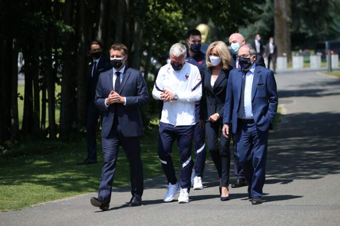 Brigitte Macron très élégante en veste de costume, t-shirt blanc col V et pantalon zippé à Clairefontaine.