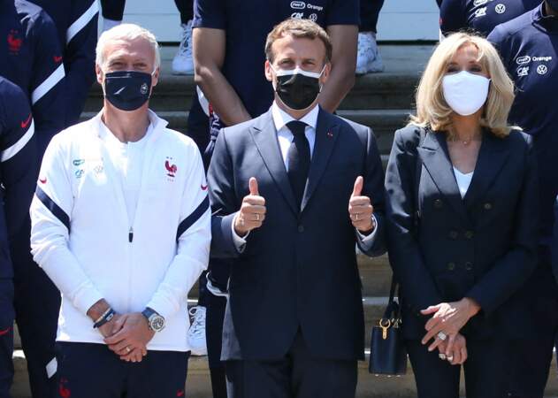 Brigitte Macron très chic en bleu marine avec Emmanuel Macron et Didier Deschamps