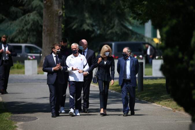 Brigitte Macron a aussi opté pour un sac à main tendance signé Louis Vuitton.