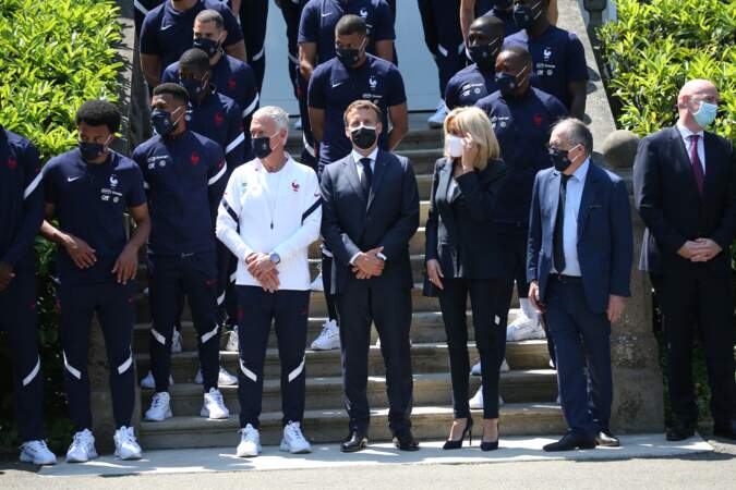 Brigitte Macron très élégante avec un pantalon slim et zippé.
