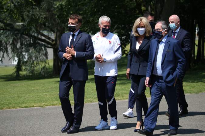 Brigitte Macron a le sens du style avec ce costume bleu marine et son t-shirt blanc col V.