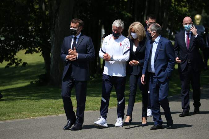 Brigitte Macron en total look bleu marine et blanc pour rencontrer les Bleus