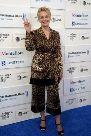 Tunique léopard et coupe courte ébouriffée, Sharon Stone a la wild attitude.