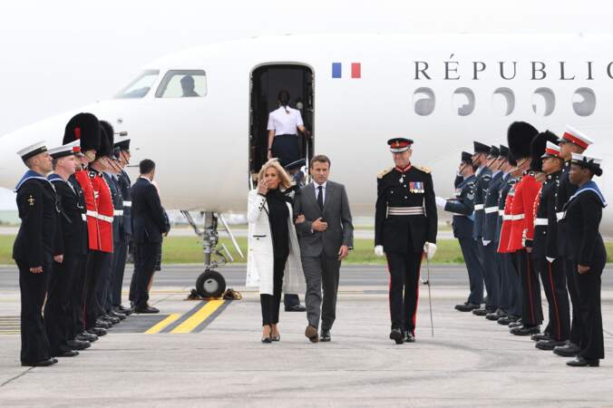 Emmanuel et Brigitte Macron, très élégante en noir et blanc, pour leur arrivée au G7 le 11 juin 2021.