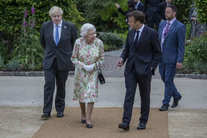 La reine Elizabeth II parle avec Emmanuel Macron, le vendredi 11 juin 2021.
