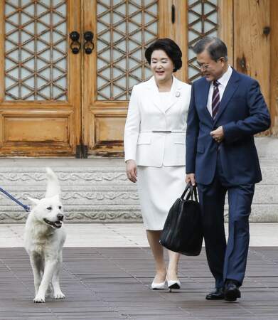 Le président sud-coréen Moon Jae-in et sa femme Kim Jung-sook, ici avec leur chien Maru, rejoindront bientôt les habituels membres du G7, aux côtés de l'Australie et l'Afrique du Sud, également invités