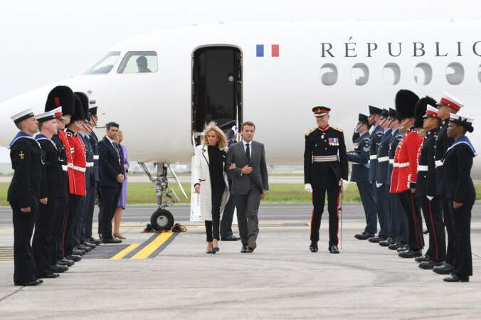Emmanuel Macron et sa femme Brigitte arrivent à l'aéroport Cornwall pour le sommet du G7 le 11 juin 2021.