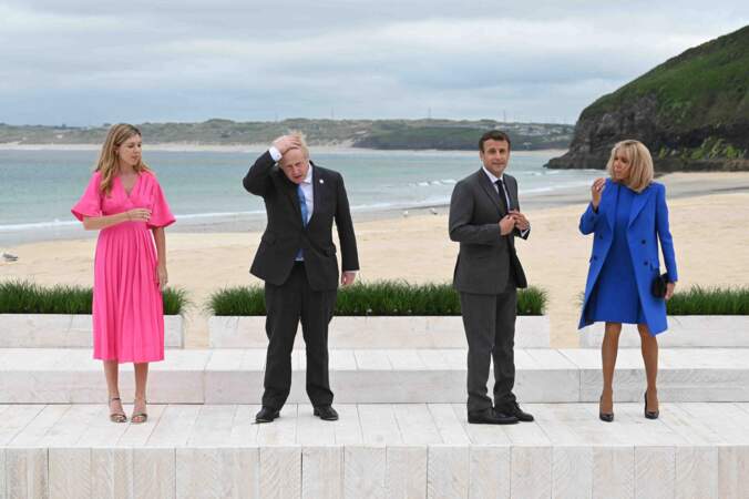 Boris Johnson et sa femme Carrie avec Emmanuel Macron et sa femme Brigitte Macron, en total look bleu flashy à Carbis Bay, Royaume Uni, le 11 juin 2021.