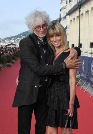 Louis Bertignac et sa compagne Laetitia Brichet enlacés sur le tapis rouge à la 35ème festival du film de Cabourg.