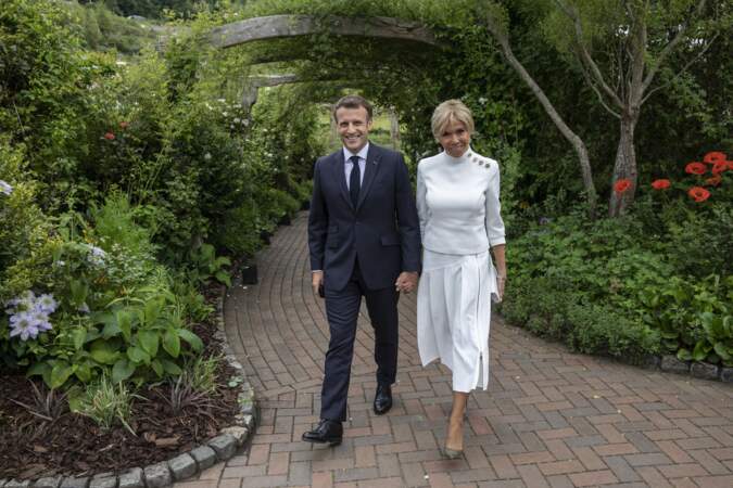Brigitte Macron en total look blanc Louis Vuitton, le 11 juin 2021 pour le G7.