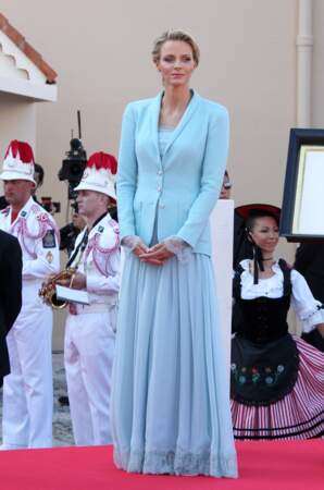 1er juillet 2011 : l'ensemble blazer et combi-pantalon bleu ciel de Charlene pour son mariage civil