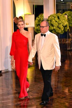 25 juillet 2015 : Charlene de Monaco en combinaison asymétrique au bras du prince Albert, lors de 67e Gala de la Croix-Rouge Monégasque