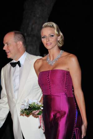 5 août 2011 : Charlene en robe bustier en soie, l'atout glamour du bal de la Croix Rouge