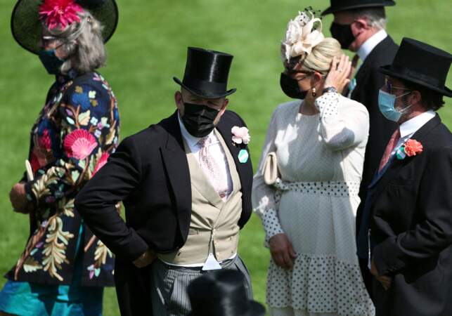Avant de se rendre dans les tribunes du Royal Ascot 2021 ce mardi 15 juin, Zara Tindall a pris quelques minutes pour échanger avec d'autres invités présents, ainsi que son mari, lui aussi très élégant.