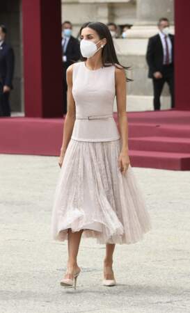 La reine Letizia d'Espagne dans une tenue totalement recyclée signée Felipe Varela et des mules à talons Steve Madden.