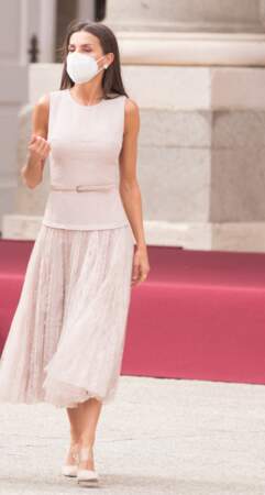 La reine Letizia d'Espagne dans une tenue totalement recyclée signée Felipe Varela dont cette belle jupe plissée et des mules à talons Steve Madden.