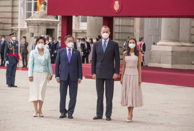 Felipe VI et la reine Letizia d'Espagne avec le président coréen Moon Jae-In et son épouse Kim Jung-Sook au Palais Royal de Madrid, le 15 juin 2021.