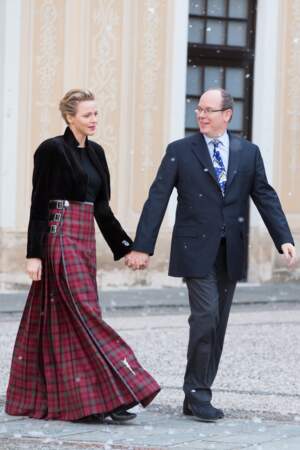 18 décembre 2013 : la maxi jupe kilt de Charlene de Monaco pour le Noël des enfants au palais princier