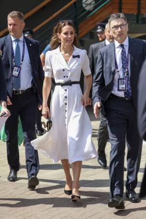 Kate Middleton en robe chemise longue et blanche