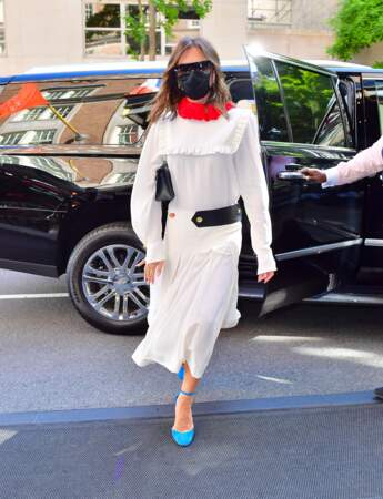 Victoria Beckham en robe blanche mais dotée d'un col rouge vif