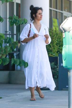 Camila Cabello en robe blanche longue